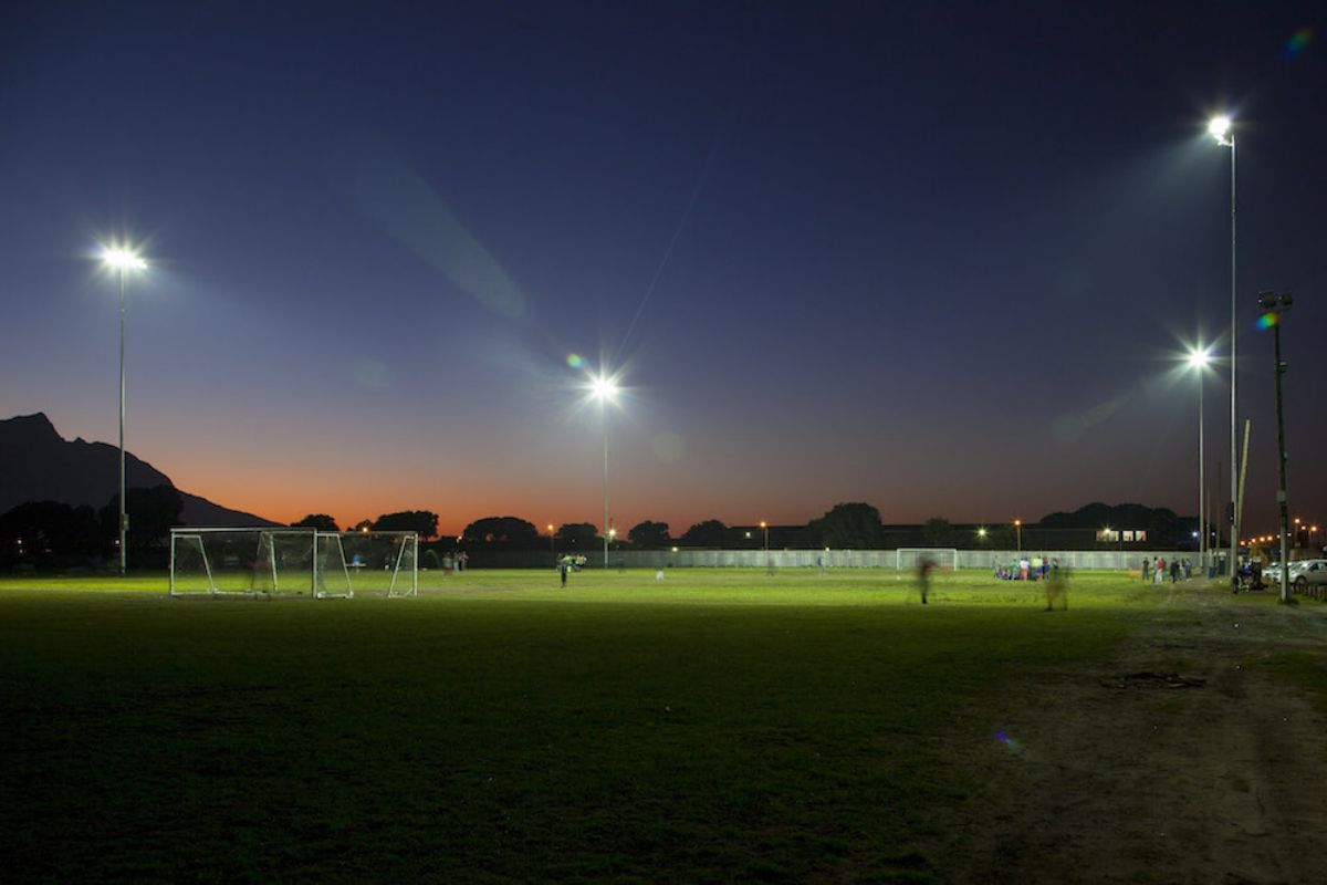 oświetlenie boiska sportowego