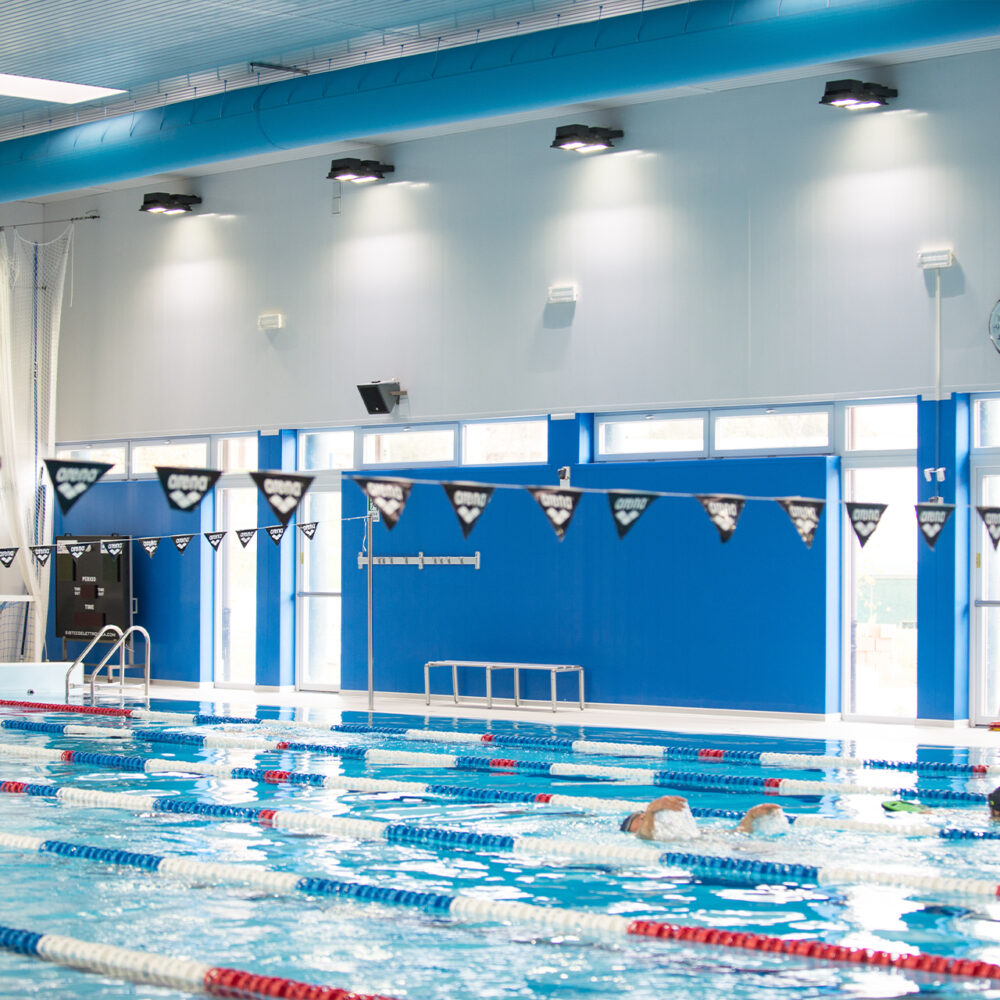 Iluminación de piscinas en la escuela