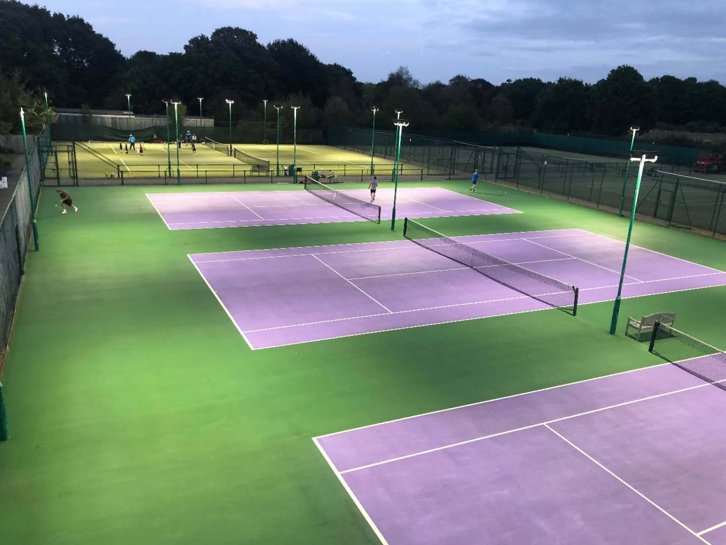 Iluminación de tenis en la escuela