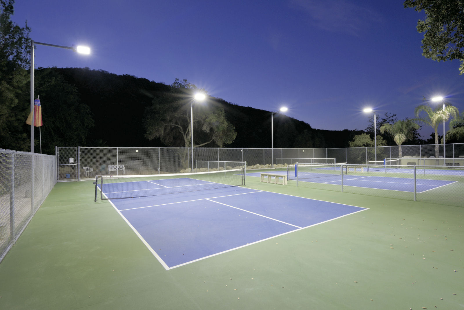 Glen Eden nudist resort pickle ball domstol nya LED-lampor